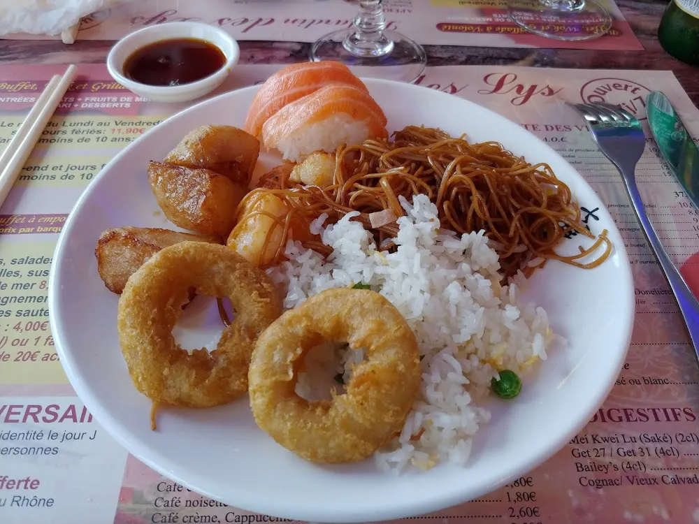 Beignets Aux Crevettes Riz Cantonais Sushi Nouilles Chinoises